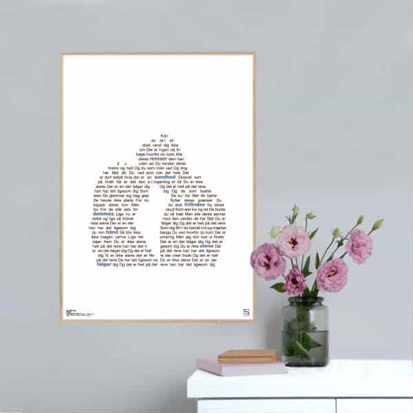 Ikke Alene Sebastian Plakat Lodret - Songshape Plakater