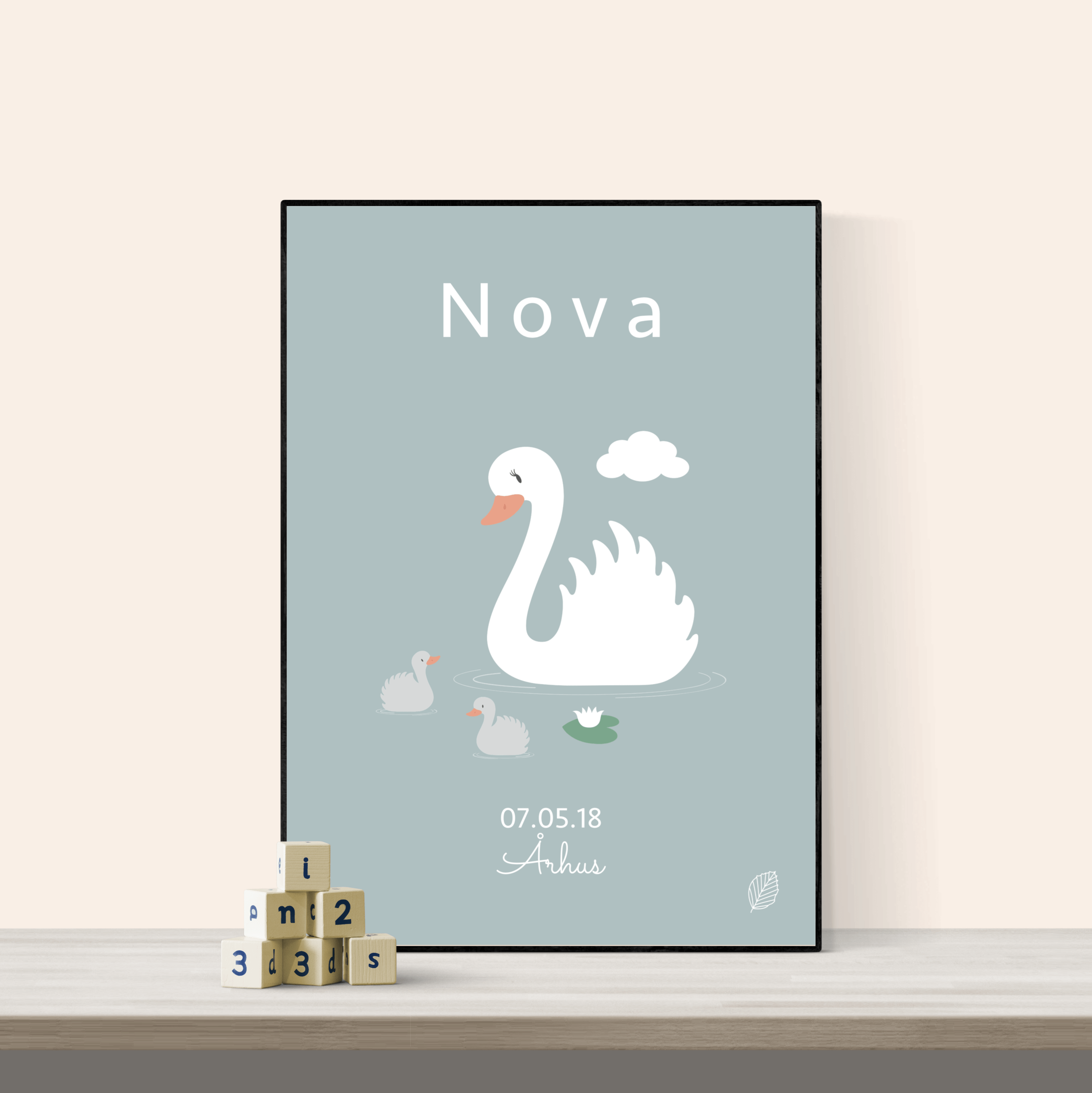 Navneplakat Med & Dato Svane Blå 50x70 Uden Ramme Nordic Simply - Nordic Simply Plakater